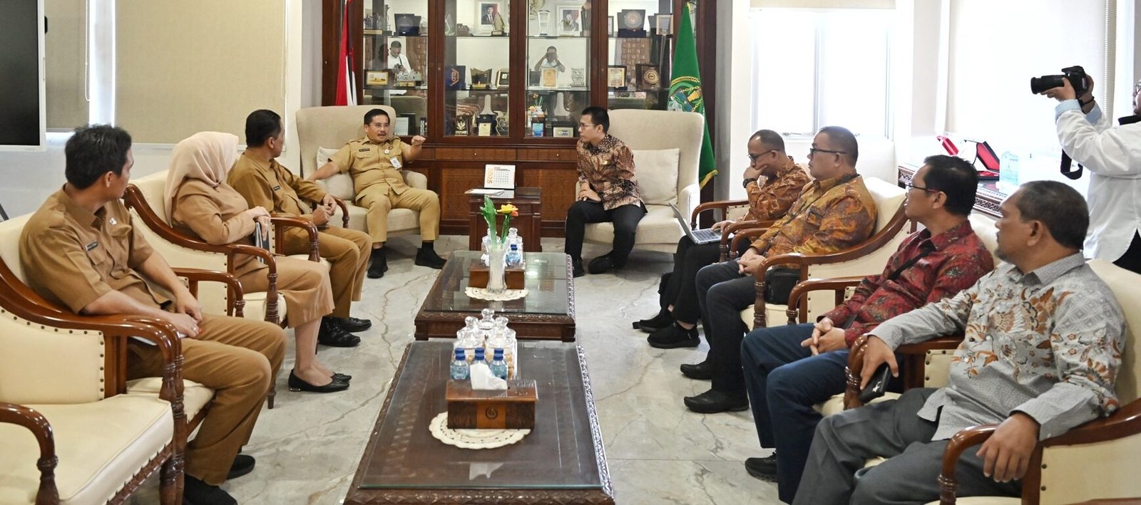 Sekretaris Daerah Provinsi Sumatera Utara (Sumut) Togap Simangunsong menerima audiensi PT PLN (Persero) Unit Induk Distribusi Wilayah Sumut di ruang kerja Sekdaprov Sumut, Kantor Gubernur Sumut Jalan Diponegoro Nomor 30 Medan, Senin (25/8/2025).