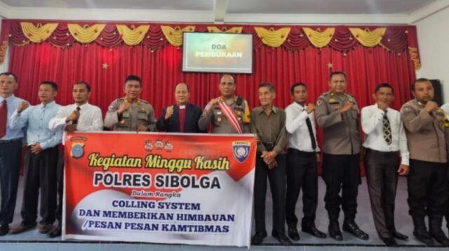 Personel Polres Sibolga saat menyampaikan pesan-pesan Kamtibmas dan foto bersama dengan jemaat KGBI Sibolga, Minggu (3/8/2025). *