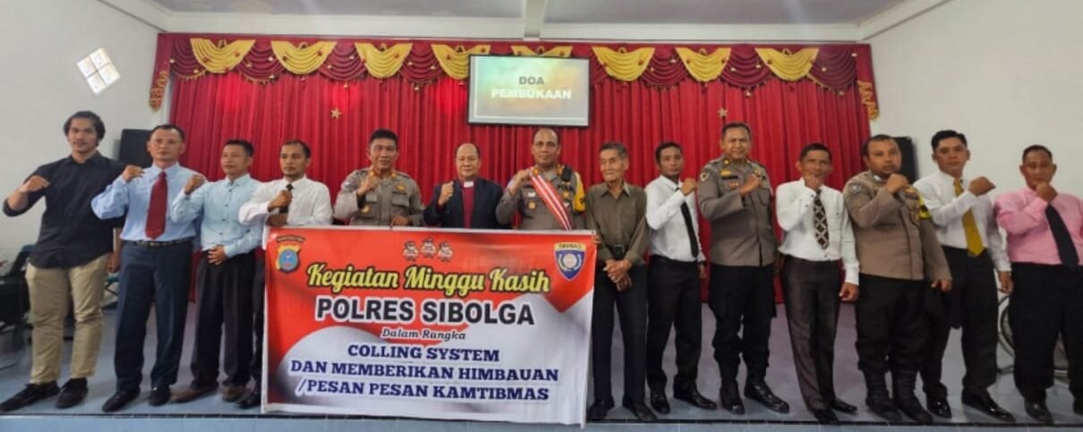 Personel Polres Sibolga saat menyampaikan pesan-pesan Kamtibmas dan foto bersama dengan jemaat KGBI Sibolga, Minggu (3/8/2025). *