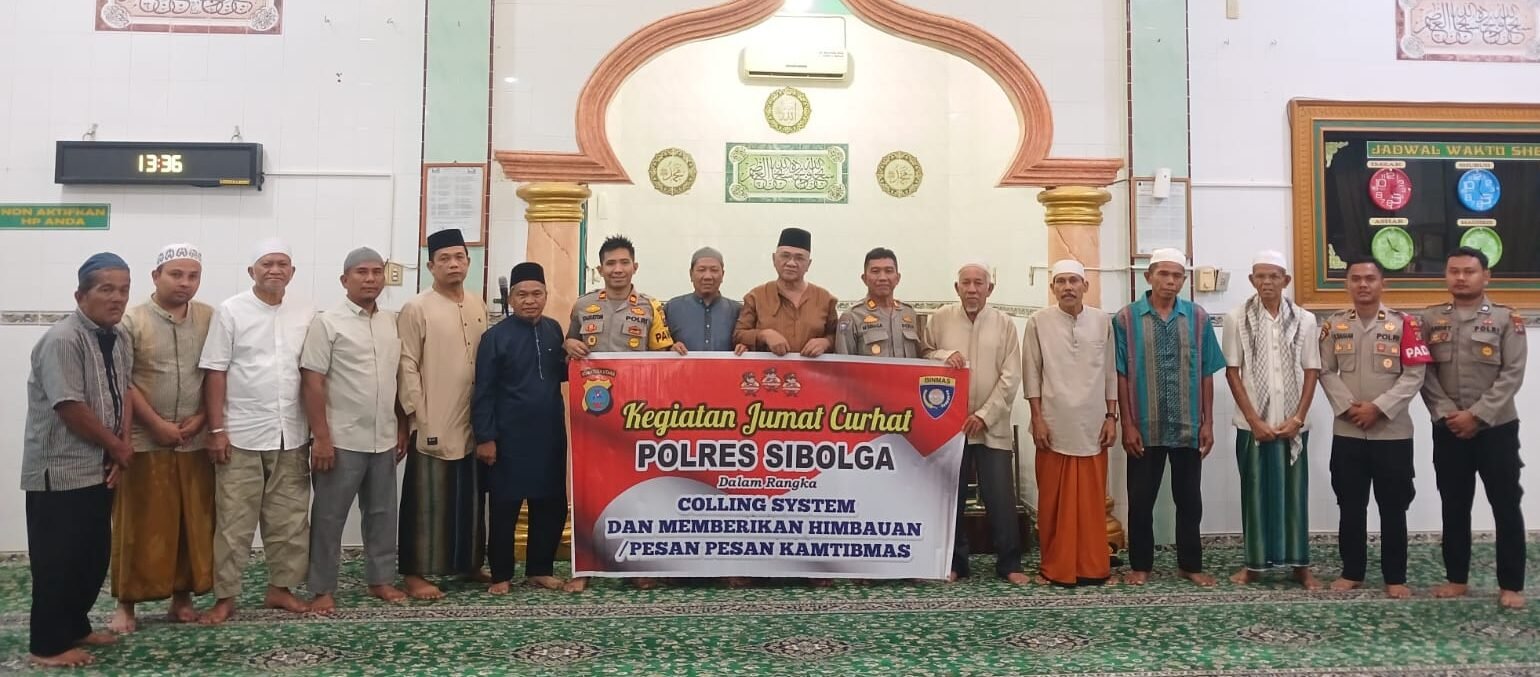 Personil Polres Sibolga foto bersama dengan Jemaah Masjid Nurul Ikhlas Sibolga, usai kegiatan penyuluhan dilaksanakan.