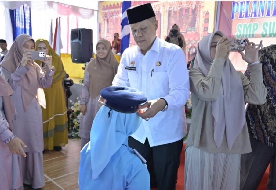 Plt. Asisten Pemerintahan dan Kesra Setdakab Pemkab Tapteng Erman Syahrin Lubis, didaulat mengukuhkan secara simbolis siswa Kelas VII SMP Swasta Al-Muslimin Pandan angkatan XXVII, Sabtu (9/8/2025).