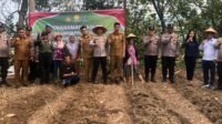 Personil Polres Sibolga foto bersama dengan para stakeholder yang ikut dalam kegiatan penanam jagung di Bukit Herek Kelurahan Pancuran Dewa, Kecamatan Sibolga Sambas, Selasa (5/8/2025).