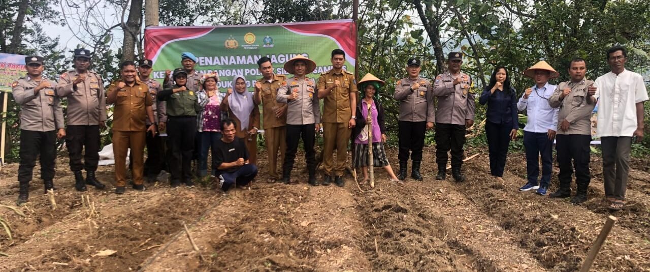 Personil Polres Sibolga foto bersama dengan para stakeholder yang ikut dalam kegiatan penanam jagung di Bukit Herek Kelurahan Pancuran Dewa, Kecamatan Sibolga Sambas, Selasa (5/8/2025).