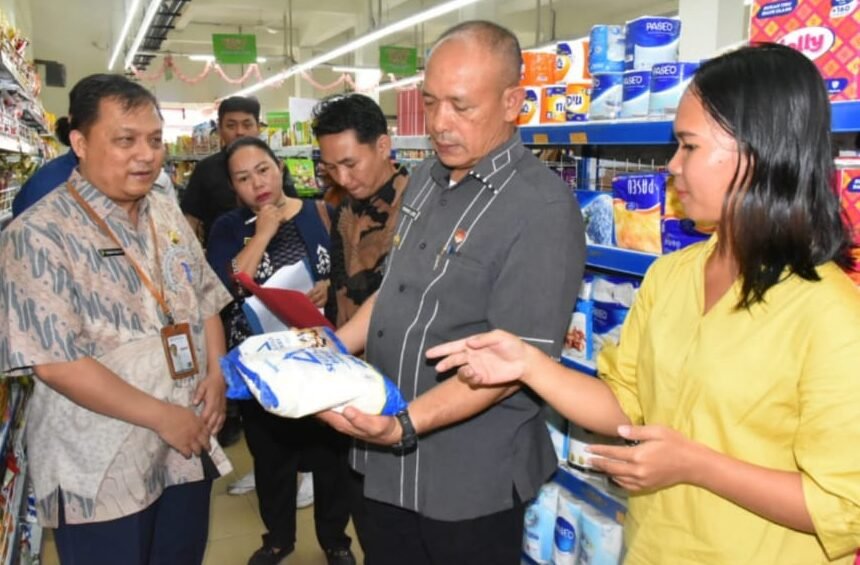 Wakil Bupati beserta TPID dan Satgas Pangan Tapteng saat lakukan Sidak di Pajak Tradisional dan Pasar Modern  Kecamatan Pandan, Kamis (7/8/2025)