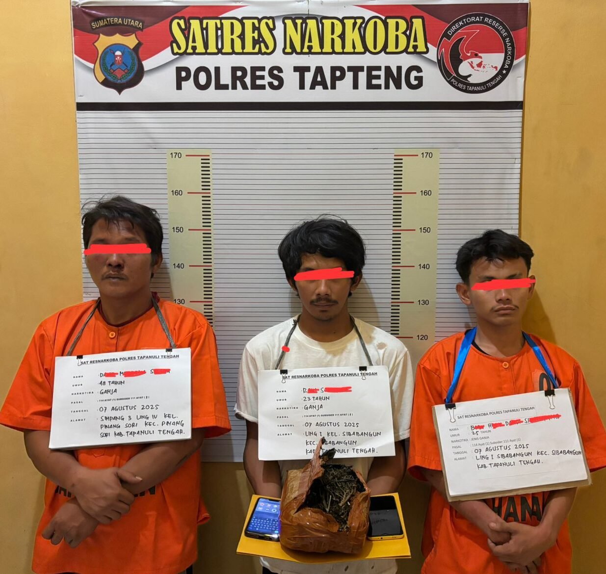 Tiga tersangka kasus narkoba jenis ganja, berinisial DMS (48), RS (23) dan BHDS (25) saat dilakukan penyidikan diruangan Satnarkoba Mapolres Sibolga, Rabu (6/8/2025).