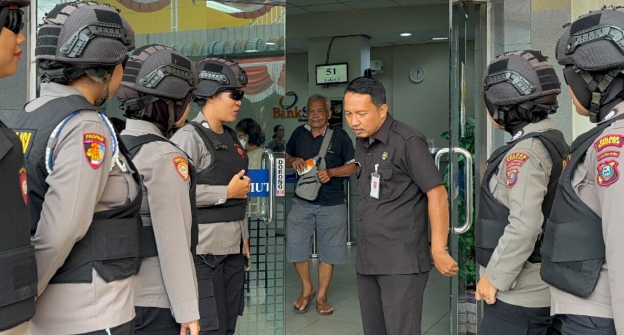 Patroli Srikandi Putri Runduk Polres Sibolga saat melakukan tugas utk menjaga Kamtibmas diwilayah hukum Polres Sibolga. 