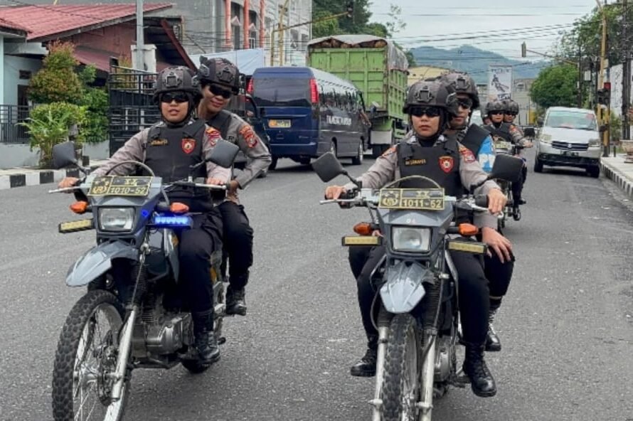 Patroli Srikandi Putri Runduk Polres Sibolga saat melakukan tugas utk menjaga Kamtibmas diwilayah hukum Polres Sibolga.