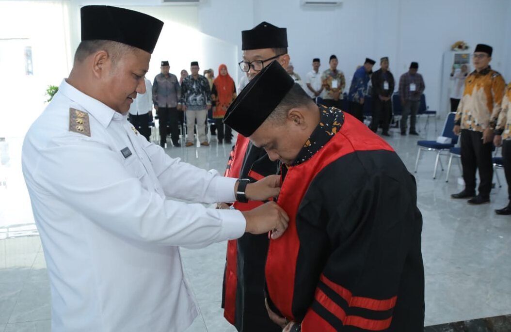 Rianto pasangkan jubah secara simbolis kepada perwakilan Dewan Juri FSQ Tingkat Kabupaten Asahan Tahun 2025.