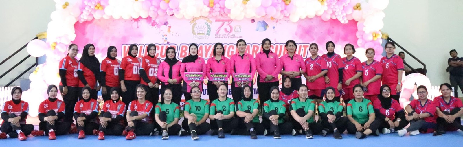 Para tim turnamen voli foto bersama usai acara pembukaan, dilapangan GOR parombunan Sibolga, Kamis (7/8/2025).