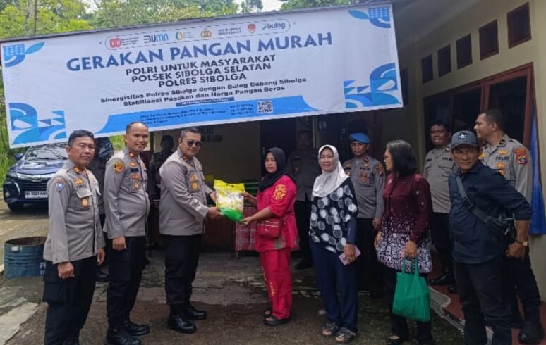 Kapolres Sibolga foto bersama dengan masyarakat penerima manfaat GPM, Senin (11/8/2025).
