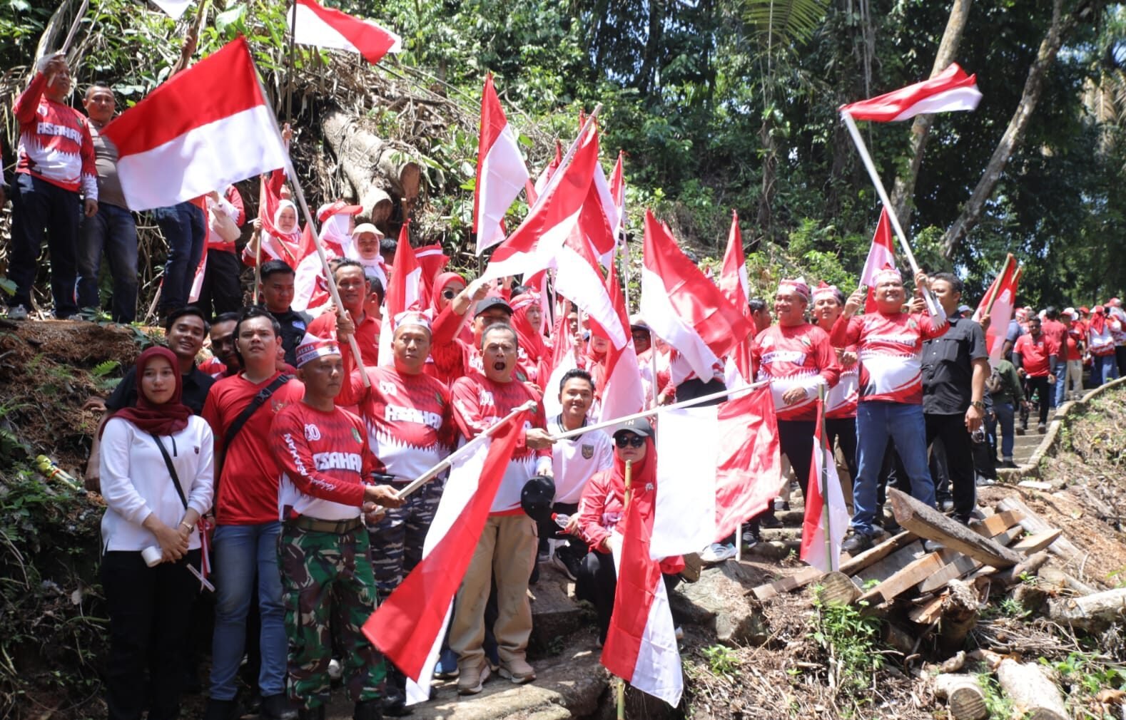 Bupati Asahan pimpin pengibaran bendera merah putih kawasan Wisata Air Terjun Simonang-Monang*