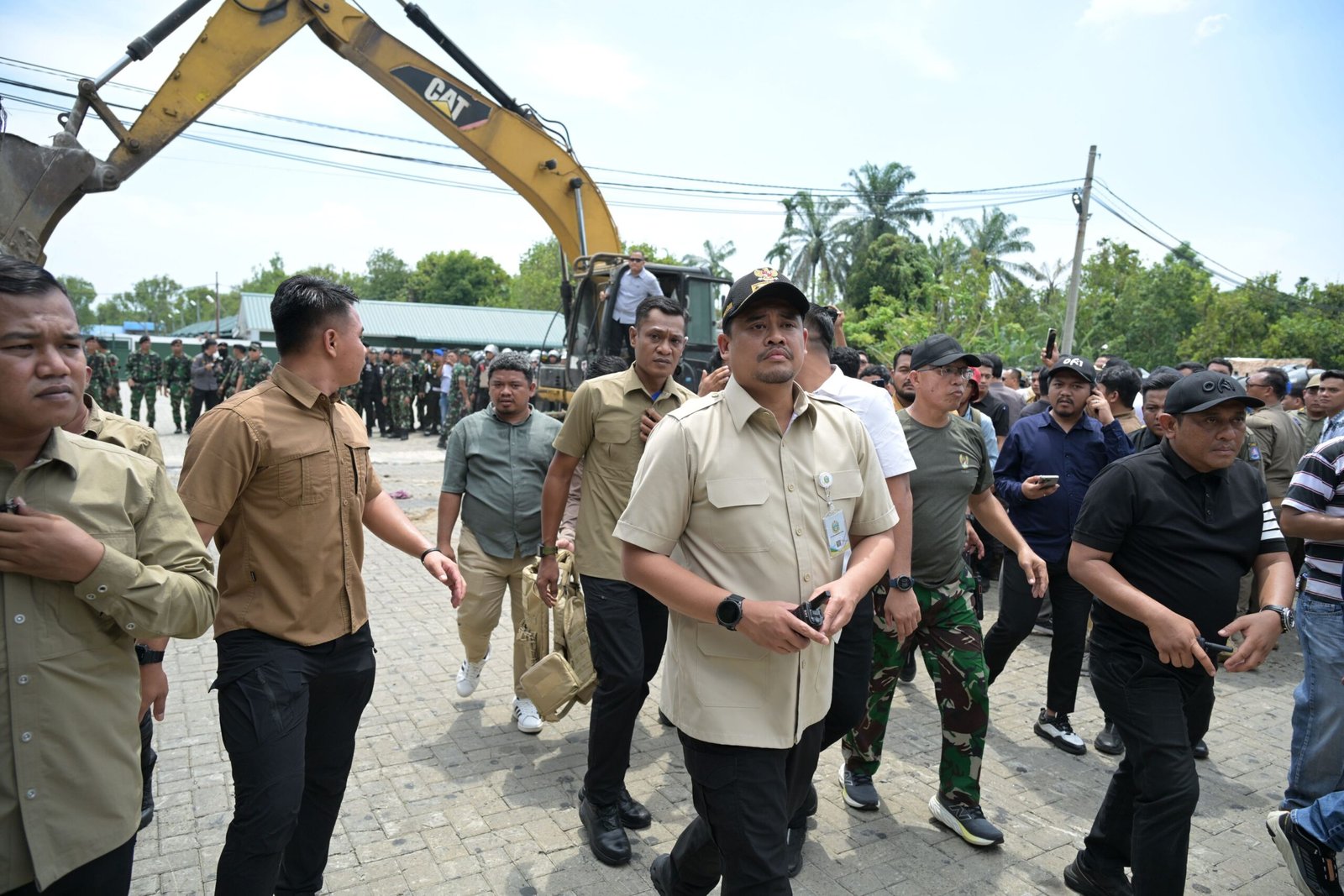 Gubernur Sumatera Utara (Sumut) Bobby Nasution, bersama Kapodasu Irjen Pol Whisnu Hermawan Februanto, Pangdam I/BB Mayjen TNI Rio Firdianto, Kajatisu Harli Siregar, Ketua DPRD Sumut Erni Ariyanti, memimpin langsung pembongkaran tempat hiburan malam, Marcopolo di Kota Binjai, Kamis  (14/08/2025) 