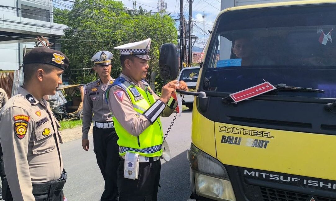at Lantas Polres Tapteng saat membagikan dan memasangkan Bendera Merah Putih kepada pengendara jalan raya, Rabu (06/08/2025).*