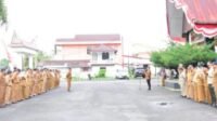 Sekda Tapteng pimpin Apel Pagi Gabungan ASN Pejabat Tinggi Pratama dan Pejabat Administrator dilingkungan Pemkab Tapteng, di Lapangan Serbaguna Pandan, Senin (11/8/2025).