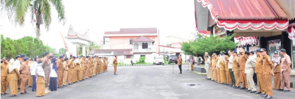 Sekda Tapteng pimpin Apel Pagi Gabungan ASN Pejabat Tinggi Pratama dan Pejabat Administrator dilingkungan Pemkab Tapteng, di Lapangan Serbaguna Pandan, Senin (11/8/2025).