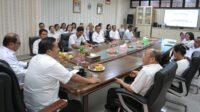 Sekretaris Daerah Provinsi (Sekdaprov) Sumatera Utara (Sumut) Togap Simangunsong memberikan arahan dan bimbingan kepada para ASN Dinas Pemberdayaan Masyarakat dan Desa (PMD), Kependudukan dan Catatan Sipil (Dukcapil) Sumut, di Ruang Rapat Kantor PMD Dukcapil, Jalan Perintis Kemerdekaan, Medan, Rabu (27/08/2025).