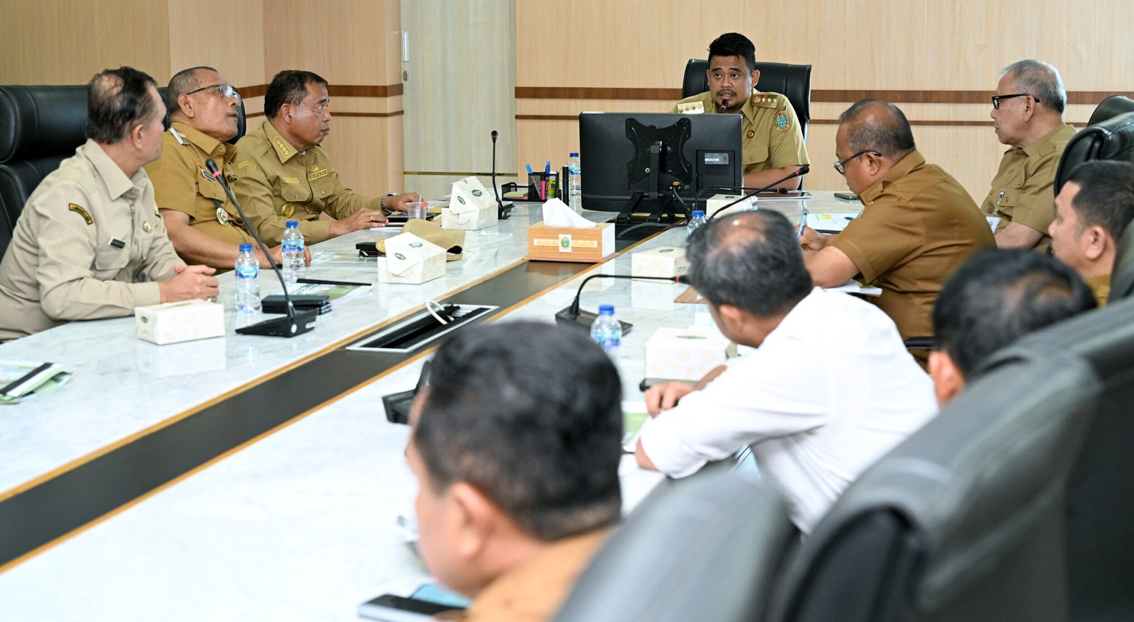 ubernur Sumut, Bobby Nasution memimpin Rapat Koordfinasi Produksi dan Hilirisasi Komoditas Jeruk yang diselenggarakan di Ruang Rapat 1, lantai 2 Kantor Gubernur Sumut, Jalan Diponegoro No. 30, Medan, Senin (25/8/2025).