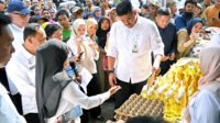 Gubernur Sumut Bobby Nasution meninjau pasar murah yang diselenggarakan di Lapangan PTPN I, Kecamatan Tanjungmorawa, Kabupaten Deliserdang, Rabu (27/8/2025).