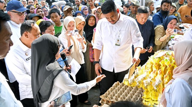 Gubernur Sumut Bobby Nasution meninjau pasar murah yang diselenggarakan di Lapangan PTPN I, Kecamatan Tanjungmorawa, Kabupaten Deliserdang, Rabu (27/8/2025).