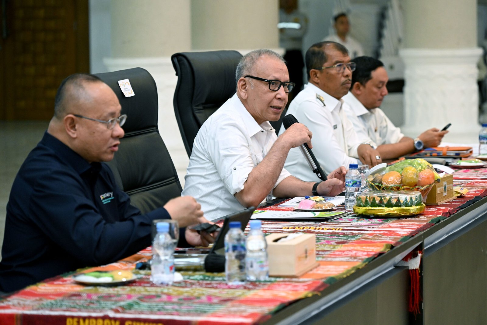 Asisten Perekonomian dan Pembangunan Pemerintah Provinsi Sumatera Utara (Pemprov Sumut) M. Armand Effendy Pohan bersama Wakil Bupati Toba Audy Murphy Sitorus serta Direktur Pemasaran InJourney Tourism Development Corporation (ITDC) Troy Reja Warokka pada acara Konferensi Pers Aquabike dan F1 Powerboat World Championship, di Kantor Gubernur, Jalan Diponegoro, Rabu (13/8/2025).