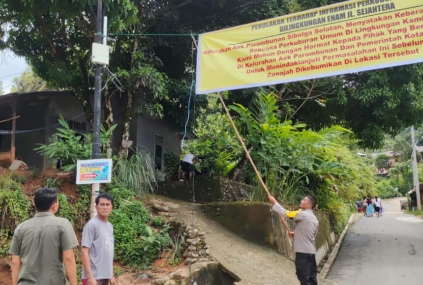 Tampak Spanduk penolakan warga atas tanah wakaf, dan pihak Polres Sibolga melakukan pertemuan bersama warga. Sabtu, (2/8/2025).