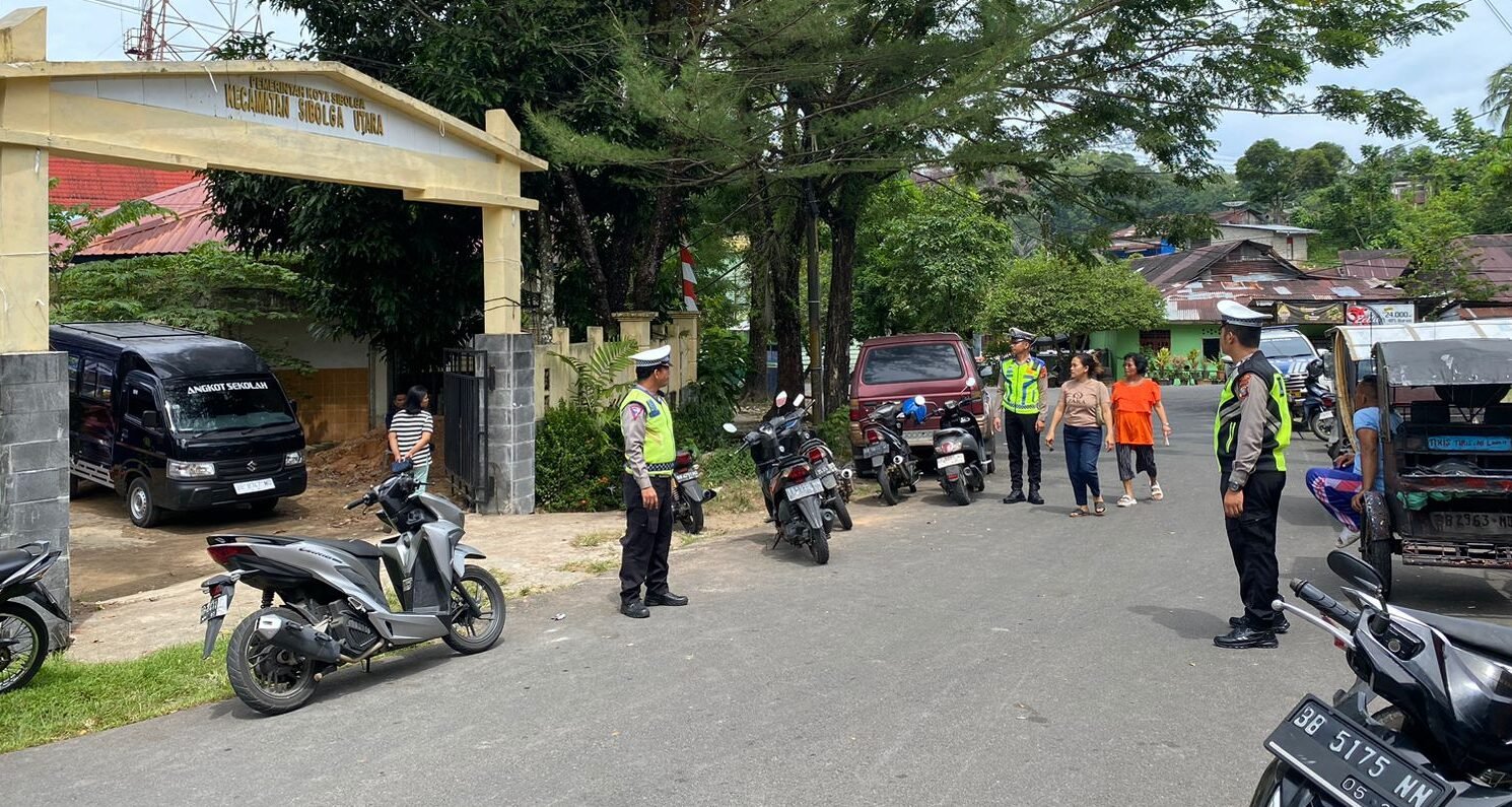 Tampak personil Sat Lantas Sibolga mengatur arus lalu lintas di sepanjang Jalan Mayjen Agus Marpaung, Kecamatan Sibolga Utara Kota Sibolga, Kamis (31/7/2025). 