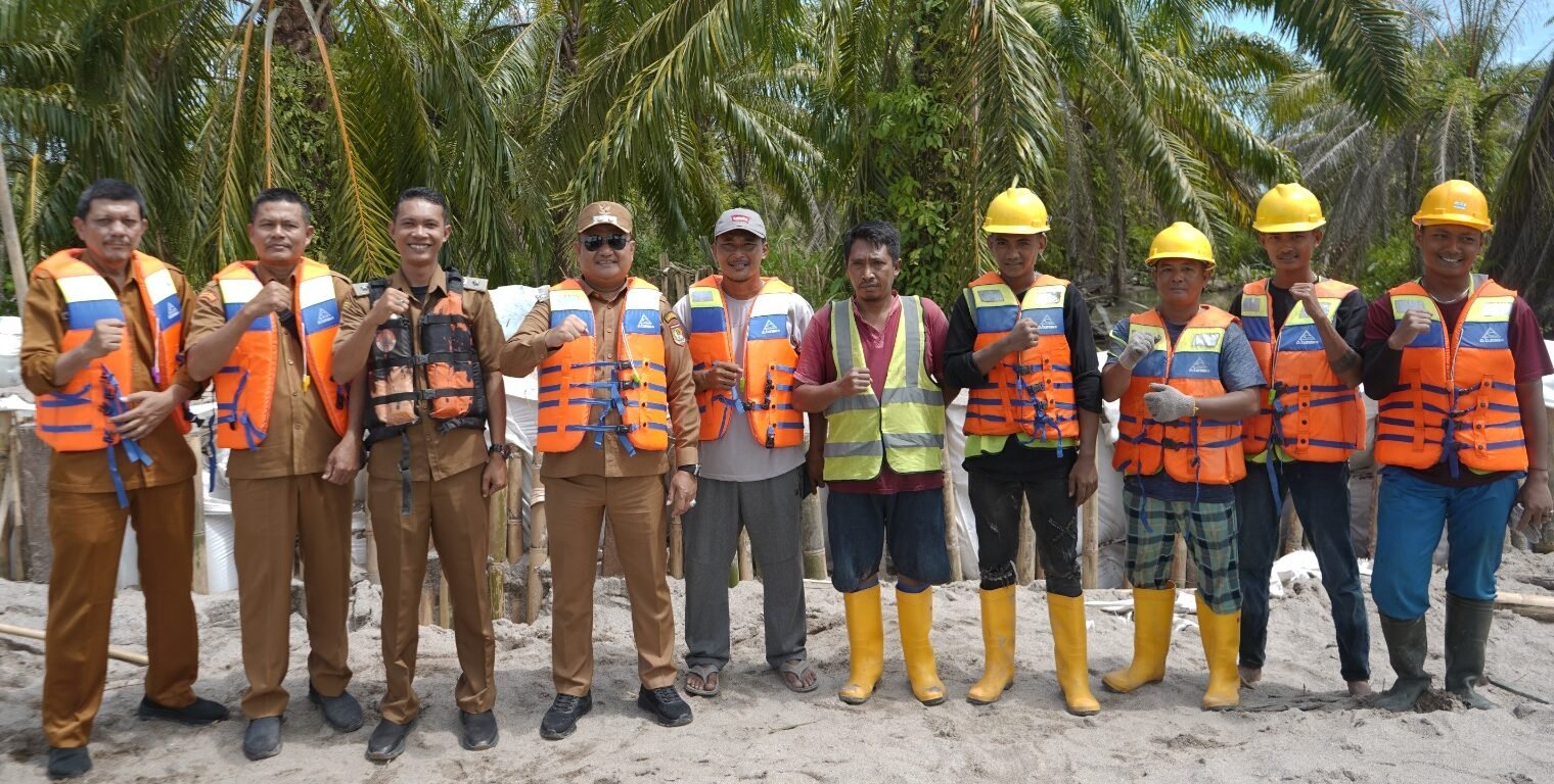Wabup Asahan Rianto bersama pegawai BWSS I dan Perum Jasa Tirta I