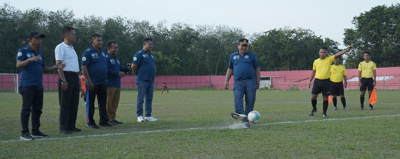 Bupati Asahan Taufik Zainal Abidin tendang bola pertama sebagai tanda dibukanya GSI*Foto/IMC/Sol#