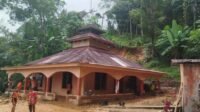 Team BPBD, perangkat Camat Tukka dan masyarakat saat bersama-sama gotong royong membersihkan tanah longsor yang menimpa Masjid Nurul Ikhwan di Kecamatan Tukka, Jumat (08/08/2025).