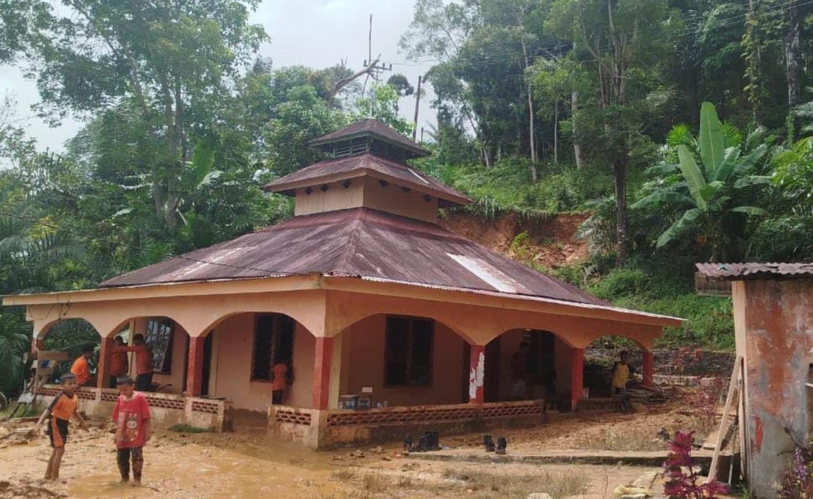 Team BPBD, perangkat Camat Tukka dan masyarakat saat bersama-sama gotong royong membersihkan tanah longsor yang menimpa Masjid Nurul Ikhwan di Kecamatan Tukka, Jumat (08/08/2025).