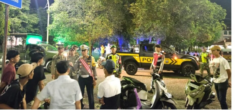 Tim Patroli Gabungan Tiga Pilar Polres Sibolga, melaksanakan pemantauan dan memberikan himbauan kepada masyarakat terkait Kamtibmas, dijalan dan di tempat keramaian. Minggu malam (3/8/2025).