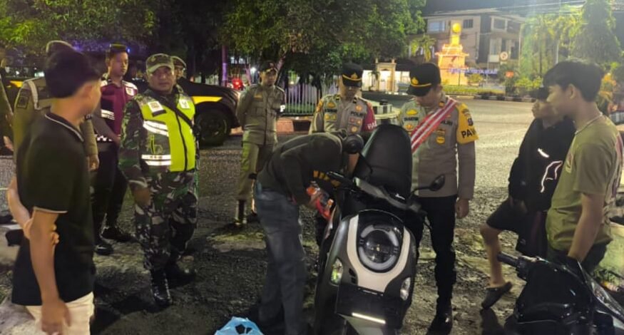 Tim Patroli Gabungan saat memeriksa kendaraan sepeda motor balap-balapan dijalanan, dan menyambangi tempat-tempat keramaian di Pelabuhan Lama Kota Sibolga, Jumat (1/8/2025) malam. 