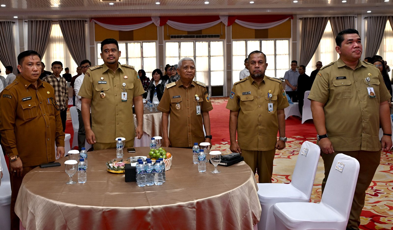 Gubernur Sumatera Utara (Sumut) Muhammad Bobby Afif Nasution didampingi Wakil Gubernur Sumut Surya, Asisten Administrasi Umum Muhammad Suib, Kadis Kominfo Sumut Erwin Hotmansah Harahap, Kepala Bappeltbang Sumut Dikky Anugrah, serta Kabiro Adpim Sumut Ady Putra, bersilaturahmi dengan pimpinan redaksi media dan organisasi pers se-Sumut di Aula Tengku Rizal Nurdin, Rumah Dinas Gubernur, Jalan Sudirman, Medan, Senin (25/8/2025).