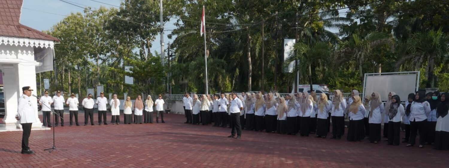 Rianto sampaikan amanat saat memimpin apel pagi, di Halaman Kantor Dinas Kesehatan Kabupaten Asahan
