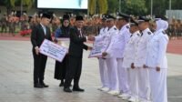 Wakil Gubernur (Wagub) Sumatera Utara (Sumut) Surya menjadi pembina Upacara Penurunan Bendera Merah Putih di Lapangan Astaka Dispora Sumut, Jalan William Iskandar, Deliserdang, Minggu (17/8/2025).