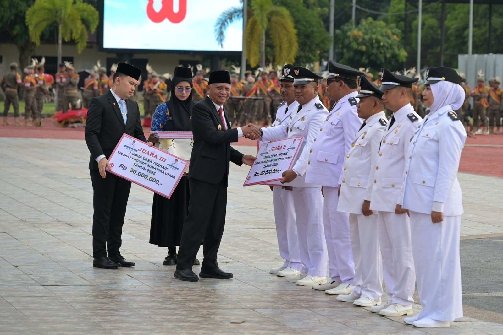 Wakil Gubernur (Wagub) Sumatera Utara (Sumut) Surya menjadi pembina Upacara Penurunan Bendera Merah Putih di Lapangan Astaka Dispora Sumut, Jalan William Iskandar, Deliserdang, Minggu (17/8/2025).