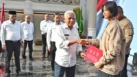 Wakil Gubernur Sumatera Utara (Sumut) Surya menghadiri acara Pemulangan Pasukan Pengibar Bendera Pusaka (Paskibraka) HUT ke-80 Kemerdekaan Republik Indonesia Provinsi Sumut Tahun 2025 di Aula Raja Inal Siregar Kantor Gubernur Sumut Jalan Diponegoro Nomor 30 Medan, Senin (18/8/2025).