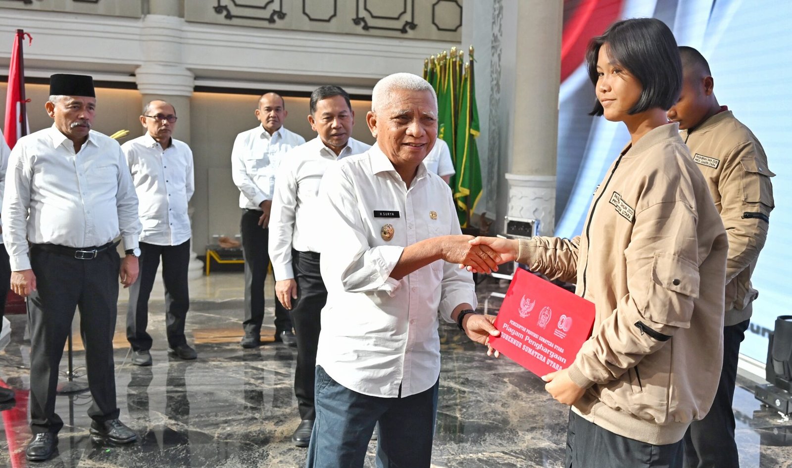Wakil Gubernur Sumatera Utara (Sumut) Surya menghadiri acara Pemulangan Pasukan Pengibar Bendera Pusaka (Paskibraka) HUT ke-80 Kemerdekaan Republik Indonesia Provinsi Sumut Tahun 2025 di Aula Raja Inal Siregar Kantor Gubernur Sumut Jalan Diponegoro Nomor 30 Medan, Senin (18/8/2025).