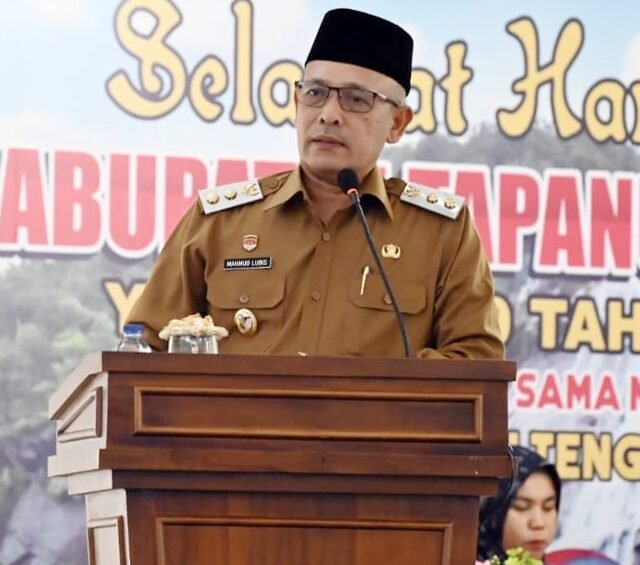 Wakil Bupati Tapteng Mahmud Efendi saat membacakan kata sambutan Bupati Tapteng Masinton Pasaribu dalam Rapat Paripurna DPRD Tapteng..