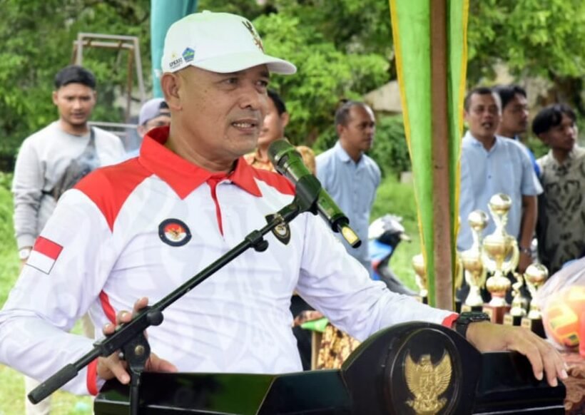 Wakil Bupati Tapteng saat menyampaikan sambutannya sebelum membuka Turnamen Mini Soccer DPD KNPI Tapteng 2025, di Lapangan GM Pandan, Jumat (1/8/2025). 