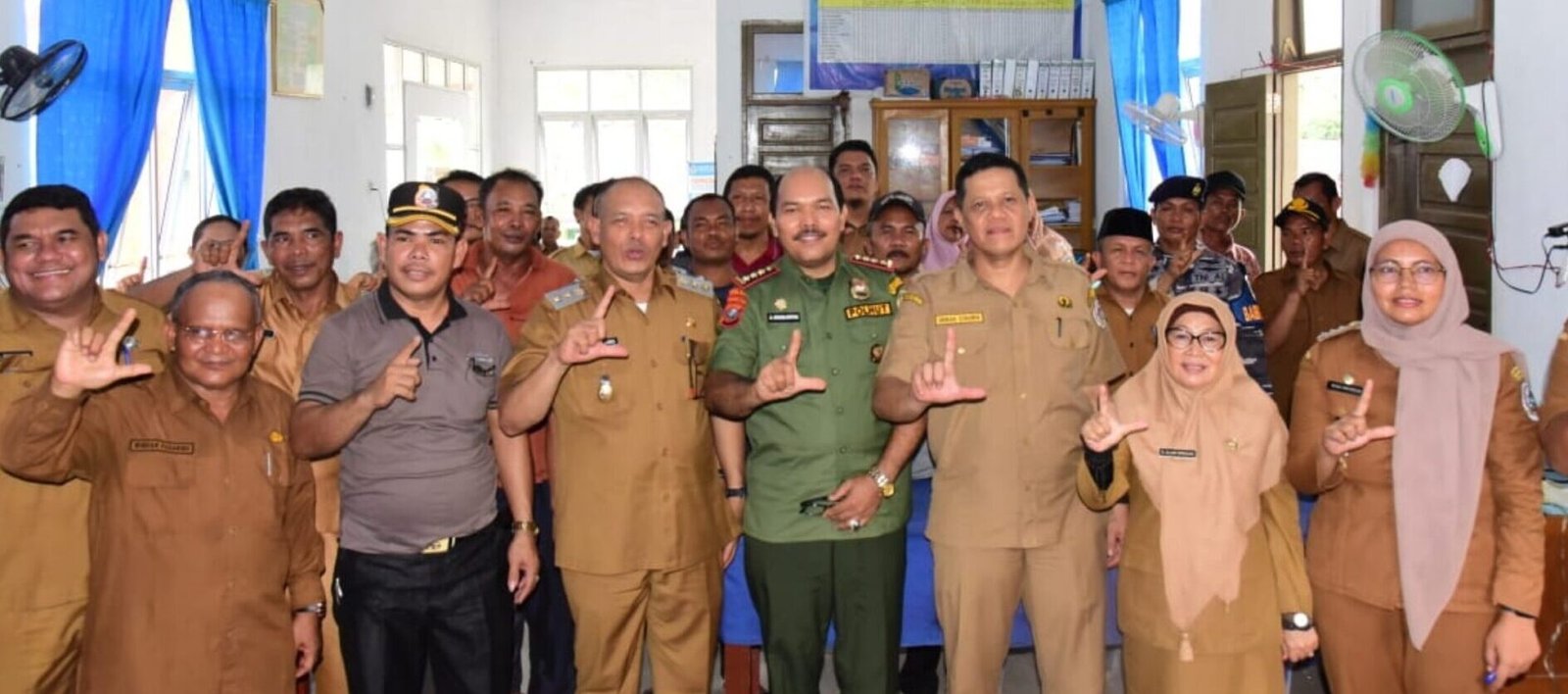 Wakil Bupati Tapteng Mahmud Efendi foto bersama usai mensosialisasikan tentang Areal Kawasan Hutan di Kecamatan Sorkam Barat, Selasa (05/08/2025).