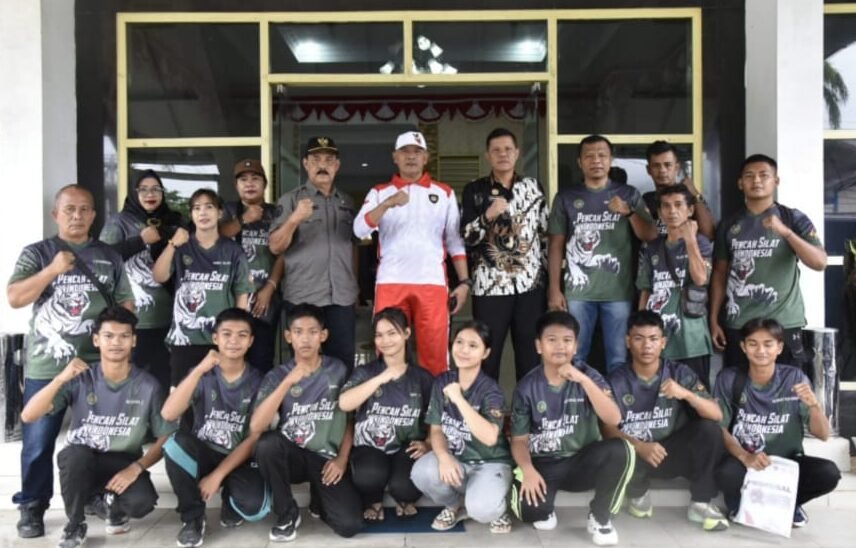 Wakil Bupati Tapteng Mahmud Efendi saat memberikan arahan kepada atlit dan foto bersama sebelum pelepasan keberangkatan, Jumat (1/8/2025).