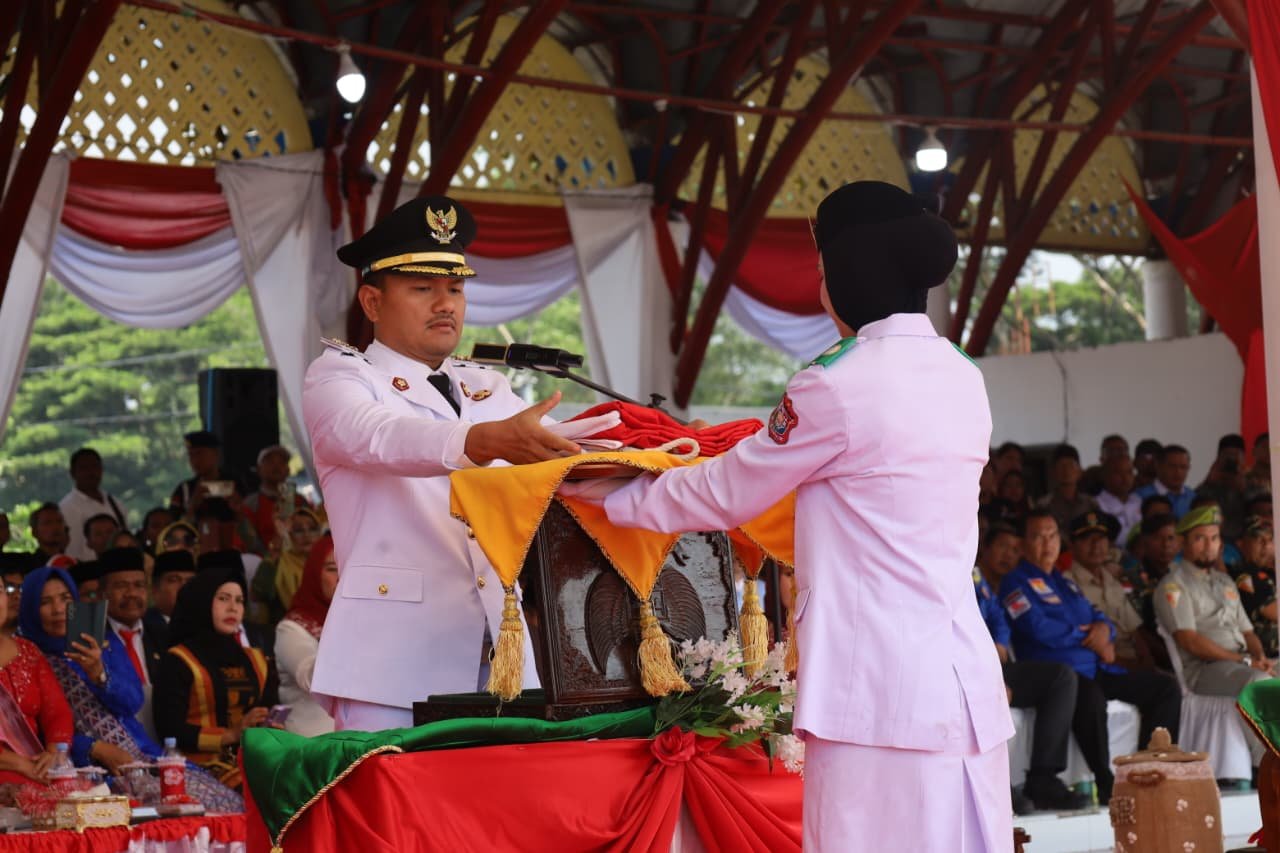 Mahyaruddin serahkan bendera merah-putih ke petugas pembawa baki Paskibraka