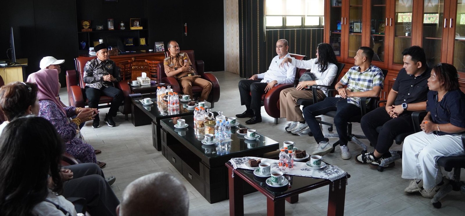 Wali kota Tanjung Balai  Mahyaruddin bersama Group Bahagia Bersama