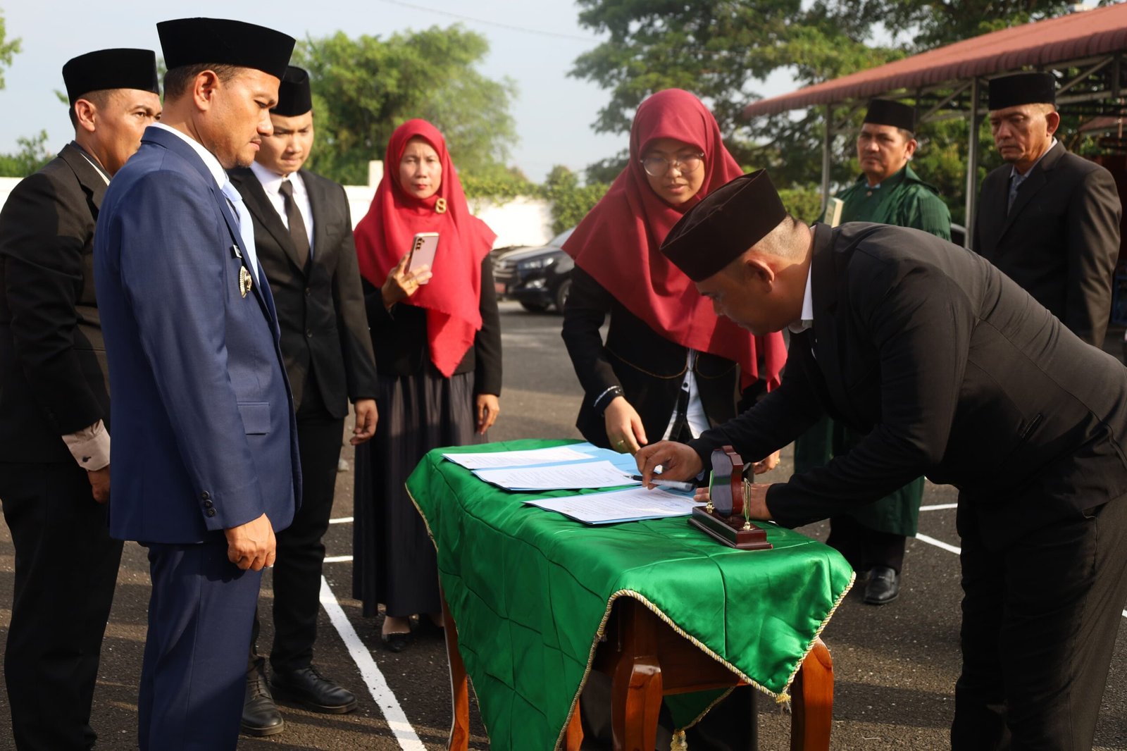 Mahyaruddin saat melantik mengukuhkan 2 pejabat Pimpinan Tinggi Pratama dan 1 Pejabat Administrator di lingkungan Pemko Tanjung Balai*Foto/IMC/Sol# 