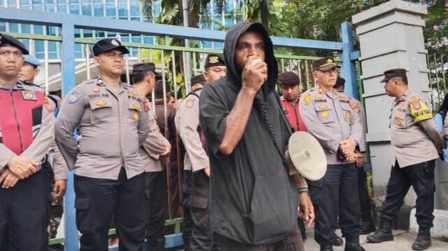 Warga Papua yang tergabung didalam komunitas Lemasko gelar aksi demo didepan kantor Pelindo Regional I.