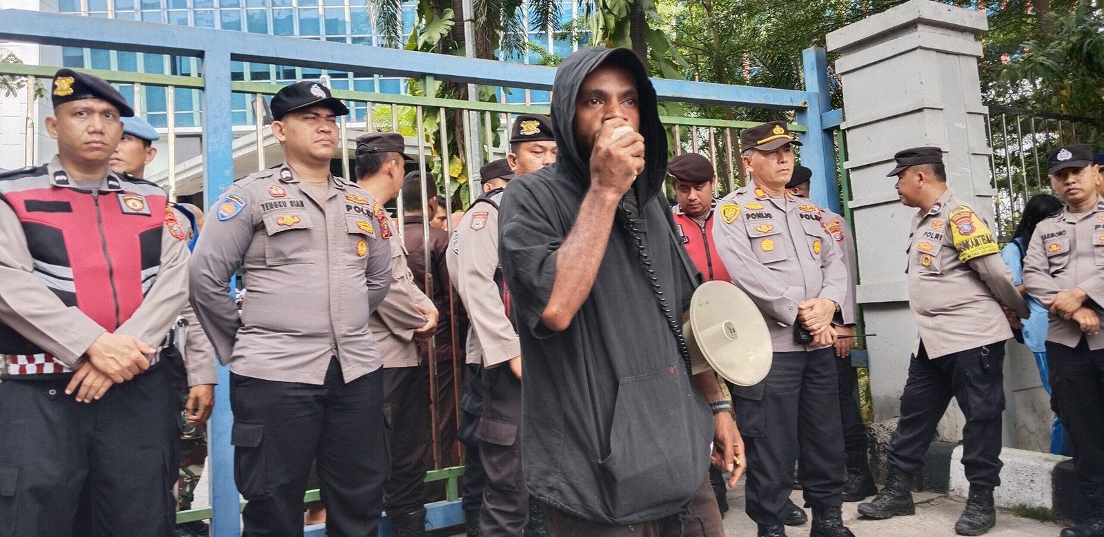 Warga Papua yang tergabung didalam komunitas Lemasko gelar aksi demo didepan kantor Pelindo Regional I.
