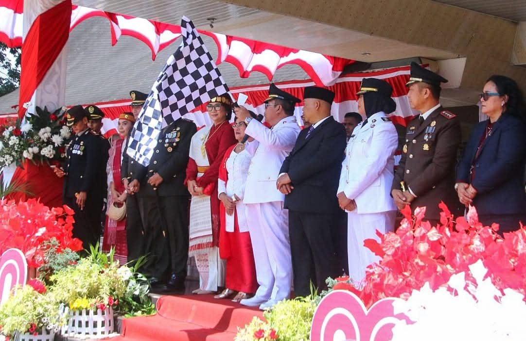 Wali Kota saat Wesly Lepas Karnaval Gempita Kemerdekaan Semarak Dirgahayu ke-80 Kemerdekaan RI. 
