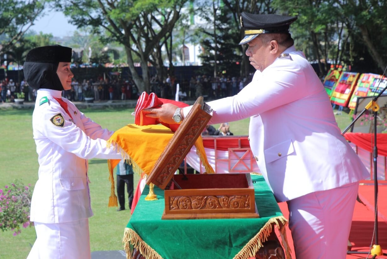 Taufik Zainal Abidin serahkan sang saka bendera merah putih kepada petugas Paskibraka Kabupaten Asahan