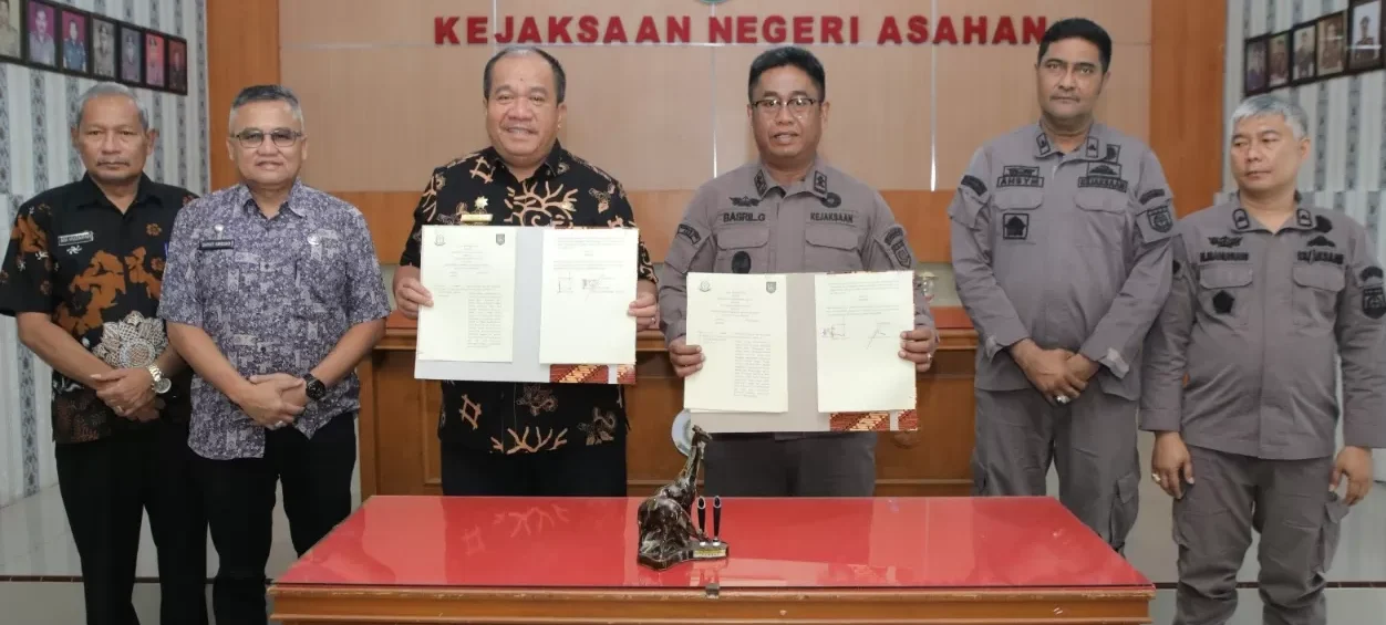 Bupati Asahan Taufik Zainal Abidin bersama Kajari Asahan, Basril G. Tunjukkan Naskah Kerja sama